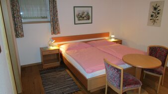 Schlafzimmer mit Sitzecke | © Pension Kröll
